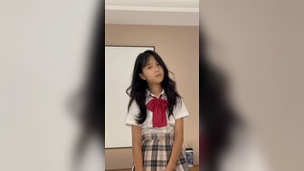 乖巧漂亮女孩穿上新買的JK制服做愛