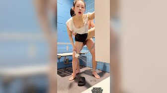 在泳池更衣室的小冒險 口交啪啪全射進口裡