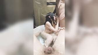 膚白嬌妻在浴缸3P激戰