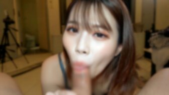 FC2PPV4868183 眼神充滿不滿足很喜歡啪啪的白晢女孩天然中出