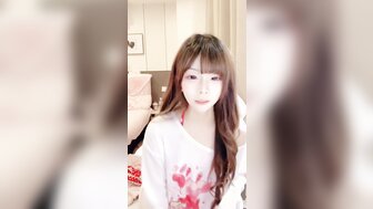 膚白嫩嫩美女玩弄自己的白虎騷穴