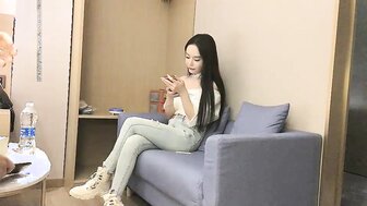 小哥受不住白晢美女騷氣呻吟 沒過幾分鐘便被繳械