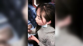 KTV包箱裡狂操正妹 酒樽插穴爽到淫水狂噴