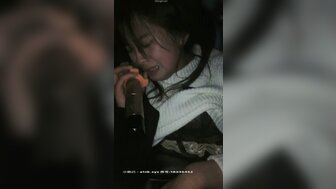 KTV正妹邊操邊拿著咪高峰唱歌 被操到高潮噴水跟不到節奏