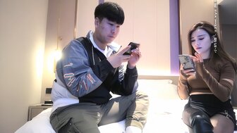 粉嫩小穴美女被操在耳邊騷氣說著很舒服 淫蕩呻吟