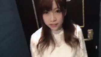 FC2PPV1347025 19歲可愛女店員白滑肌膚白虎穴慘被內射