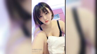 短髮妹子一對巨乳隨著女上擺動晃不停