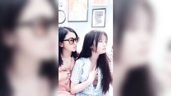 閨密互摳等待2位小哥來激戰4P