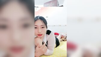 情侶自拍乖巧女友黑絲白襯衫騷氣自摸 猛操小穴也報廢
