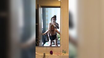對鏡後入金髮巨奶女友 看到她淫蕩的樣子真爽