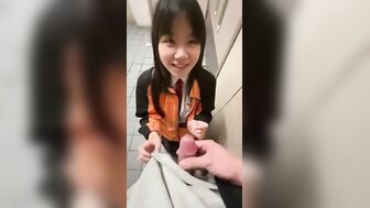 笑容甜美香港學生在梯間偷偷吃著肉棒