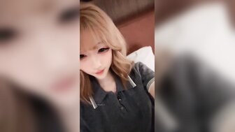 金髮粉穴女孩一邊按著陰蒂一邊被雞巴無套抽插