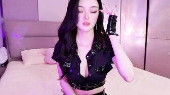 漂亮淫婦有著湯碗的美乳和男友大玩角色扮演非常淫亂