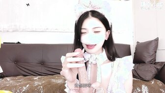 淫蕩女僕穿著丁字褲自插騷穴自慰 淫水四射