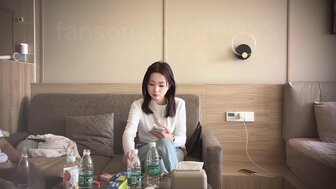 約炮一個膚白奶子軟的美女護士 從後操她雙奶晃不停