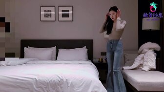 探花身材很好非常騷的女大生 看她高潮發抖抓緊床單表情扭曲