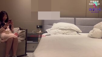 探花粉色小裙子的小妹妹 物材苗條大腿滑溜溜