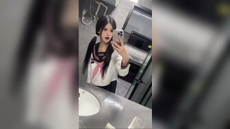 苗條可愛18歲的女孩被激烈地抽插小穴