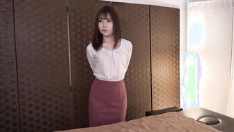FC2PPV4949204 身材苗條肌膚白皙透亮的美麗OL被按摩師挑逗時努力克制自己的快感 最終失敗被爆操高潮