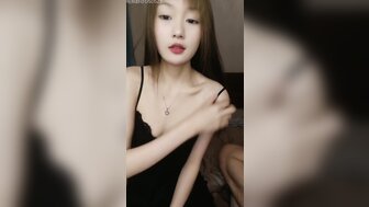 膚白女孩讓你選穿白絲或黑絲做愛