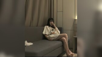 白晢美腿嫩妹子拿著肉棒插入小穴內 嬌嗲呻吟聲受不了