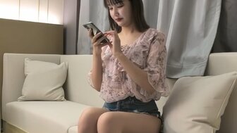 牛仔短褲性感妹子跳上小哥身上挑逗調情 被操得四肢無力攤在床上