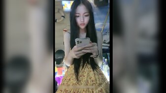 白嫩碎花裙妹妹到KTV很嗨 被酒瓶插蜜穴3P猛操