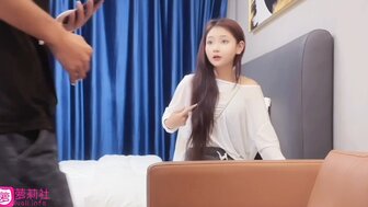 18歲苗條白晢清純蘿莉妹妹掩著嘴輕聲呻吟 表情真誘人