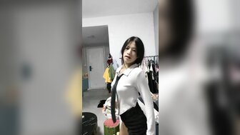 白晢妹妹婀娜多姿舞藝挑逗只顧玩手遊男友 使出渾身解數騎在男友身上