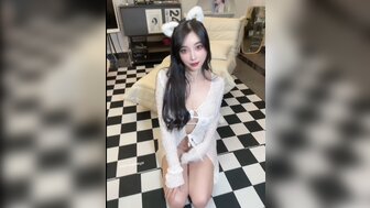 妖艷正妹很聽話穿著性感內褲模擬可愛小貓咪 真想拉開內褲直入花心