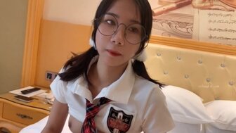 黑絲美乳眼鏡女學生 被猛操得像小母狗一樣