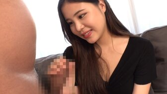 230ORECO217 假裝清純先見肉棒害羞的妹子 很快就熟練的弄著肉棒被摳得潮吹騷叫