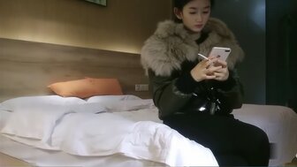 探花01年膚白嫩妹 被按下狠狠抽插發出超騷浪叫聲