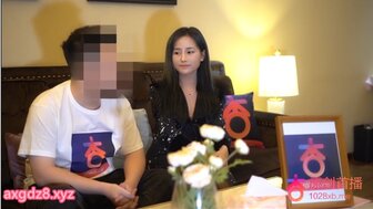 拜金女背著男友偷情富二代穿著開檔黑絲被射了一大片精液