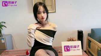 弟弟幫忙解決淫蕩姐姐的慾火